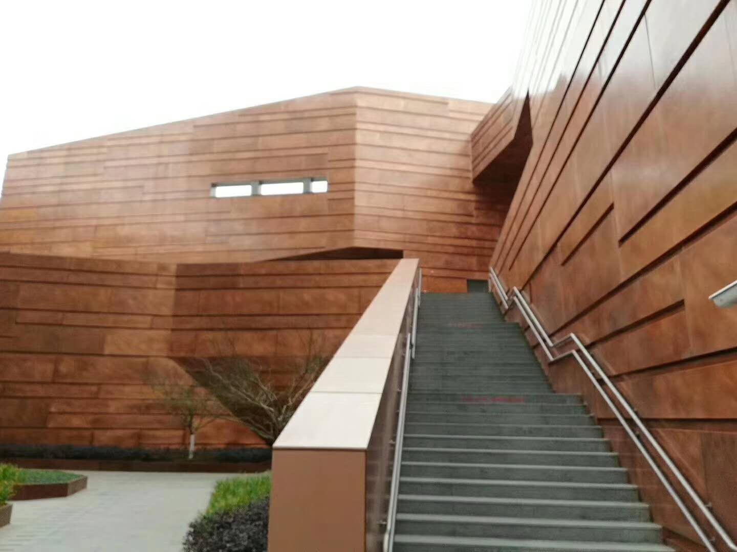 除了老牌業(yè)務(wù)銅鈷實現(xiàn)量價齊升，兩位“鈷爺”的一體化布局更值得關(guān)注